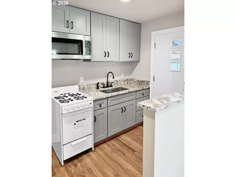 Kitchen - 608 4th St, Springfield, OR 97477 photo 2 of 5