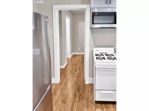 Entry Way - 608 4th St, Springfield, OR 97477 photo 1 of 2