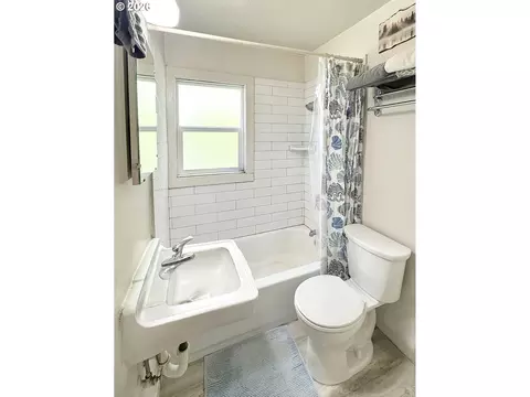 Bath - 608 4th St, Springfield, OR 97477 photo 4 of 4