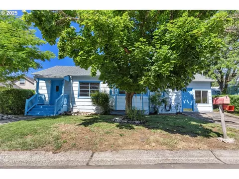 1482 NW Fairmount St, Roseburg, OR 97470