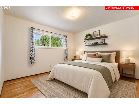 Bedroom - 910 SE 214th Ave, Gresham, OR 97030 photo 1 of 10