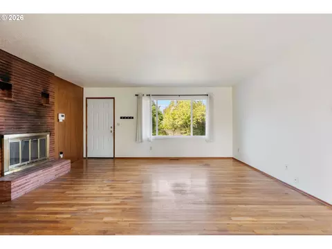 Living - 910 SE 214th Ave, Gresham, OR 97030 photo 6 of 7