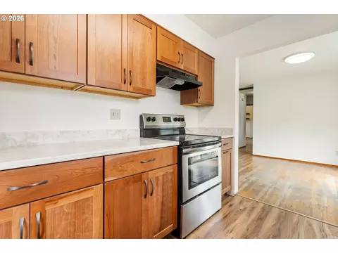 Kitchen - 910 SE 214th Ave, Gresham, OR 97030 photo 6 of 6
