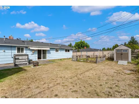 Exterior - 910 SE 214th Ave, Gresham, OR 97030 photo 3 of 5