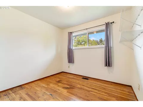 Bedroom - 910 SE 214th Ave, Gresham, OR 97030 photo 6 of 10