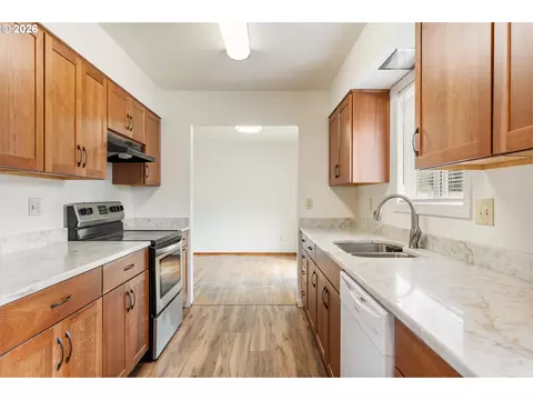 Kitchen - 910 SE 214th Ave, Gresham, OR 97030 photo 5 of 6