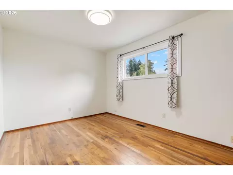 Bedroom - 910 SE 214th Ave, Gresham, OR 97030 photo 9 of 10
