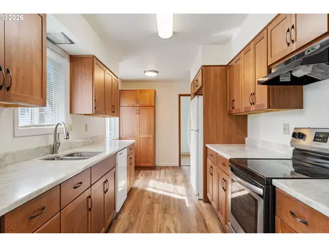 Kitchen - 910 SE 214th Ave, Gresham, OR 97030 photo 2 of 6