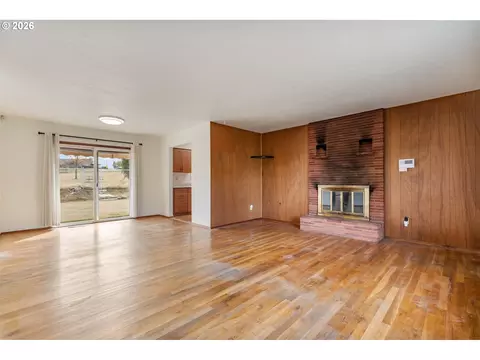 Living - 910 SE 214th Ave, Gresham, OR 97030 photo 7 of 7