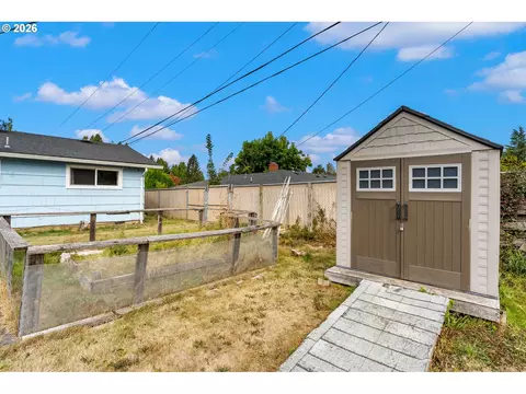 Exterior - 910 SE 214th Ave, Gresham, OR 97030 photo 4 of 5