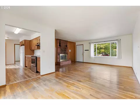 Living - 910 SE 214th Ave, Gresham, OR 97030 photo 4 of 7