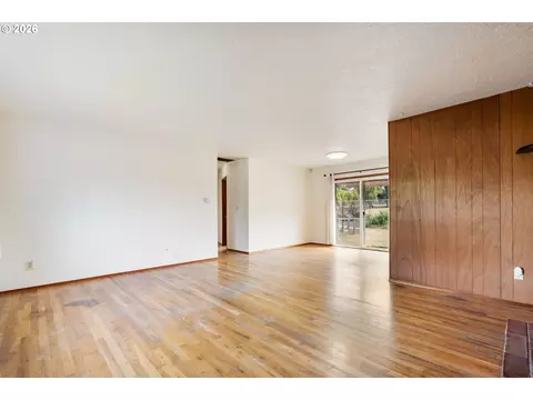 Living - 910 SE 214th Ave, Gresham, OR 97030 photo 2 of 7