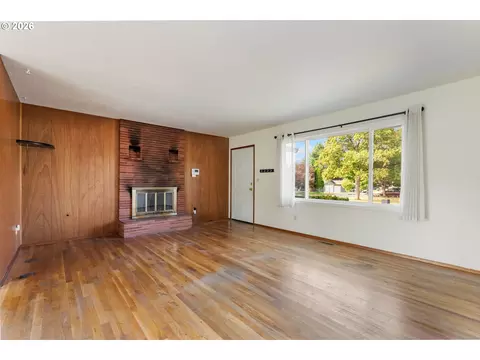Living - 910 SE 214th Ave, Gresham, OR 97030 photo 5 of 7