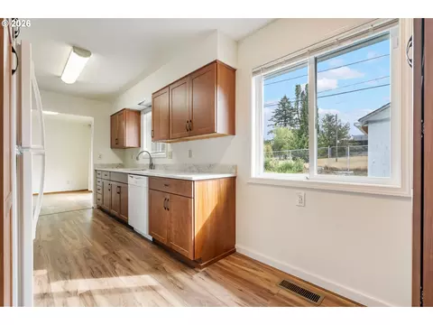 Kitchen - 910 SE 214th Ave, Gresham, OR 97030 photo 4 of 6