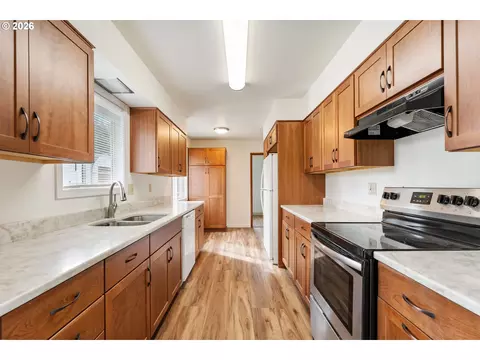 Kitchen - 910 SE 214th Ave, Gresham, OR 97030 photo 1 of 6