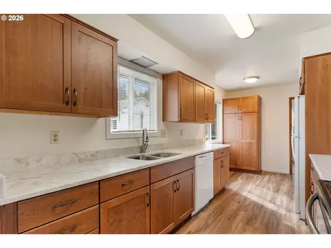 Kitchen - 910 SE 214th Ave, Gresham, OR 97030 photo 3 of 6