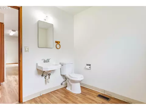 Bath - 910 SE 214th Ave, Gresham, OR 97030 photo 2 of 3