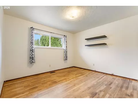Bedroom - 910 SE 214th Ave, Gresham, OR 97030 photo 2 of 10