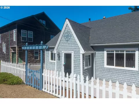 873 SW 8th St, Lincoln City, OR 97367