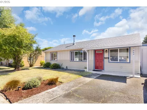 1669 Hayes St, North Bend, OR 97459