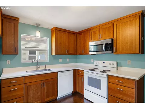 Kitchen - 628 G St, Springfield, OR 97477 photo 4 of 5