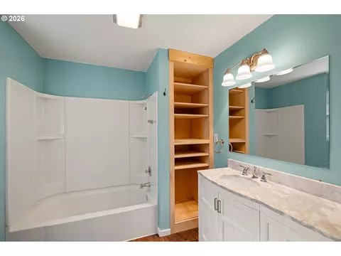 Bath - 628 G St, Springfield, OR 97477 photo 1 of 1