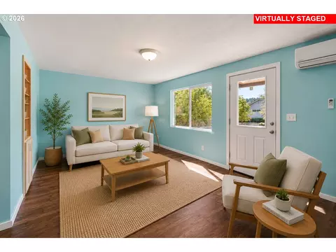 Living - 628 G St, Springfield, OR 97477 photo 2 of 4
