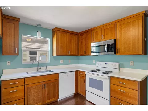Kitchen - 628 G St, Springfield, OR 97477 photo 3 of 5