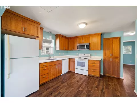 Kitchen - 628 G St, Springfield, OR 97477 photo 2 of 5