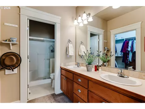 Bath - 90 Daniel Dr, Eugene, OR 97404 photo 1 of 3