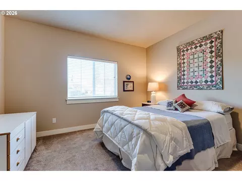 Bedroom - 90 Daniel Dr, Eugene, OR 97404 photo 8 of 11