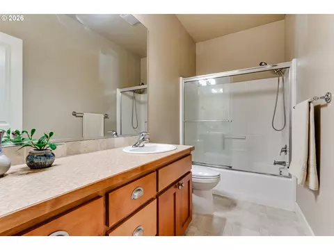 Bath - 90 Daniel Dr, Eugene, OR 97404 photo 3 of 3