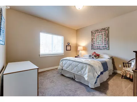 Bedroom - 90 Daniel Dr, Eugene, OR 97404 photo 6 of 11