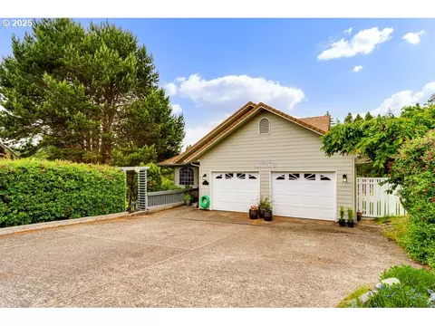 36 Ocean Dunes Dr, Florence, OR 97439