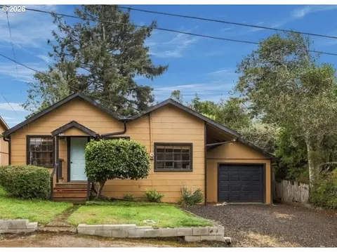 1824 NW 26th St, Lincoln City, OR 97367