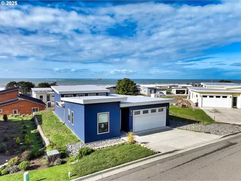 30414 Driftwood Dr, Gold Beach, OR 97444