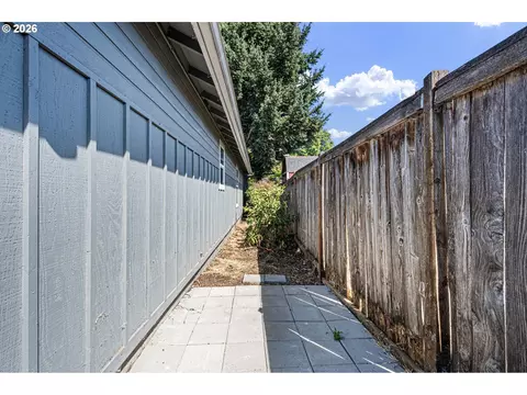 Exterior - 593 Hanover St, Eugene, OR 97402 photo 5 of 6