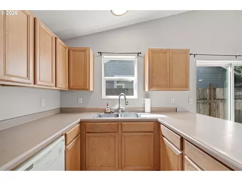 Kitchen - 593 Hanover St, Eugene, OR 97402 photo 3 of 4