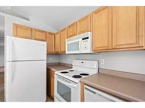 Kitchen - 593 Hanover St, Eugene, OR 97402 photo 4 of 4
