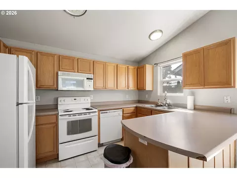Kitchen - 593 Hanover St, Eugene, OR 97402 photo 1 of 4
