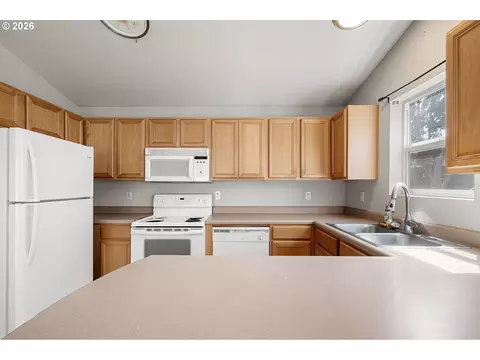 Kitchen - 593 Hanover St, Eugene, OR 97402 photo 2 of 4