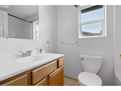 Bath - 593 Hanover St, Eugene, OR 97402 photo 1 of 2