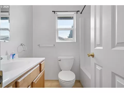 Bath - 593 Hanover St, Eugene, OR 97402 photo 2 of 2