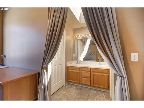 Bath - 1556 NE 27th Ter, Gresham, OR 97030 photo 3 of 4