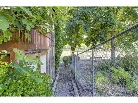 Exterior - 1556 NE 27th Ter, Gresham, OR 97030 photo 11 of 11