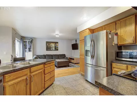 Kitchen - 1556 NE 27th Ter, Gresham, OR 97030 photo 3 of 4