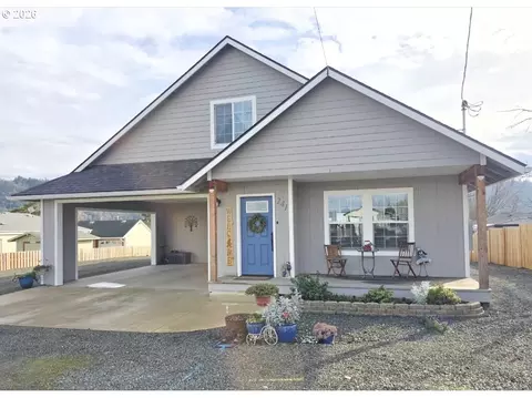 241 SE Johnson St, Winston, OR 97496