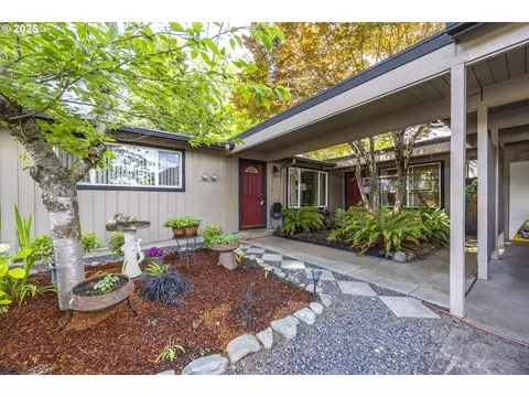 2710 Kalmia St, Eugene, OR 97404