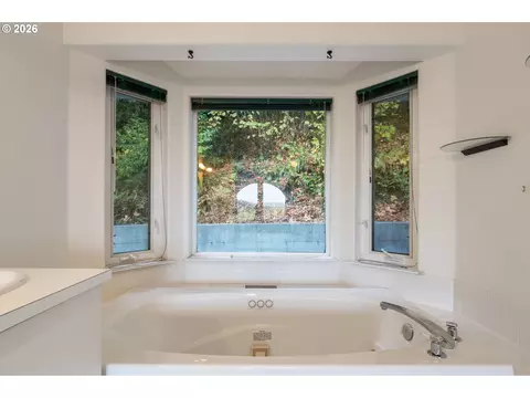 Bath - 8431 Cason Ct, Gladstone, OR 97027 photo 3 of 5