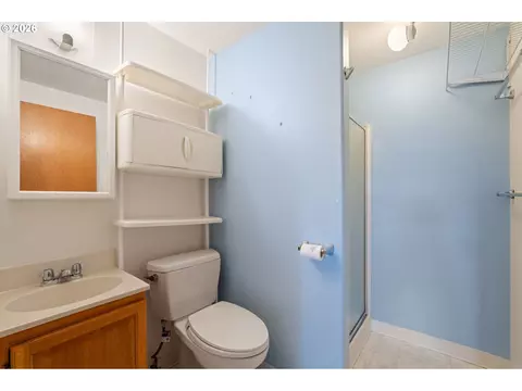 Bath - 8431 Cason Ct, Gladstone, OR 97027 photo 5 of 5